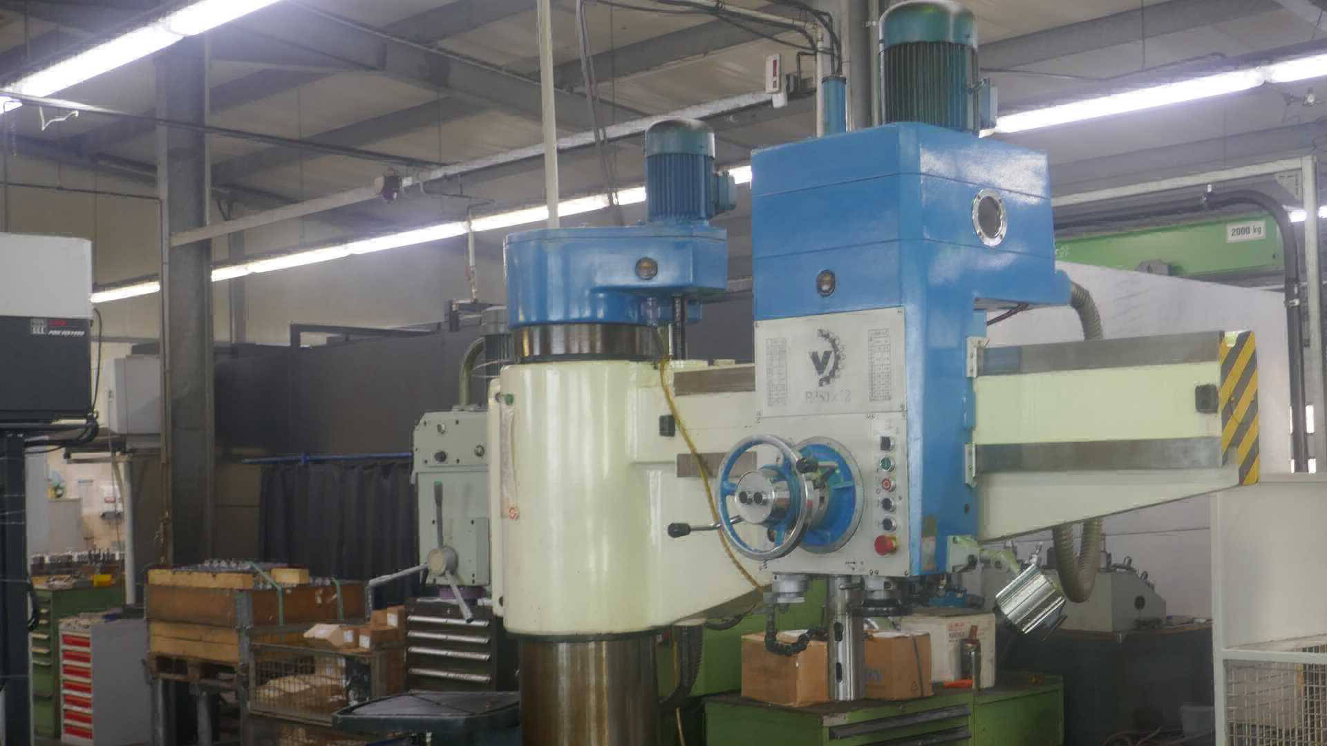 Große Bohrmaschine für präzise Metallbearbeitung bei der Goris GmbH